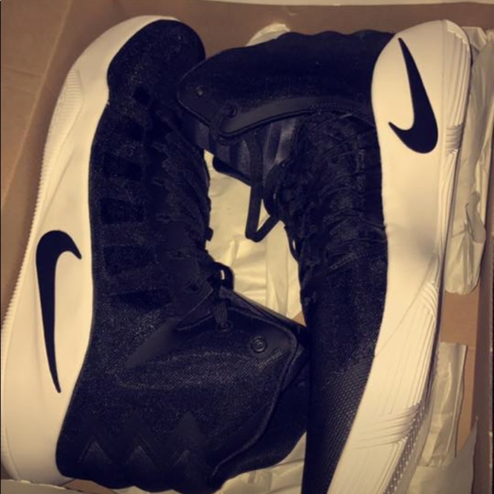 NEVER WORN NIKE HYPERDUNKS - Picture 3 of 4
